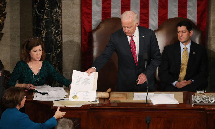 El entonces vicepresidente Joe Biden (centro) preside el recuento de los votos electorales de las elecciones presidenciales de 2016 durante una sesión conjunta del Congreso en Washington el 6 de enero de 2017. (Mark Wilson/Getty Images)