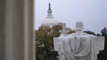 Senado toma juramento a 6 nuevos miembros en la reunión del 117 ° Congreso