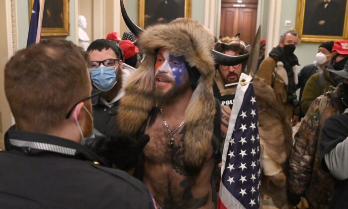 Jake Angeli (centro) entra en el edificio del Capitolio de EE. UU. el 6 de enero de 2021. (Saul Loeb/AFP a través de Getty Images)