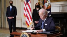 Biden reabre mercados virtuales de seguros médicos mediante una orden ejecutiva