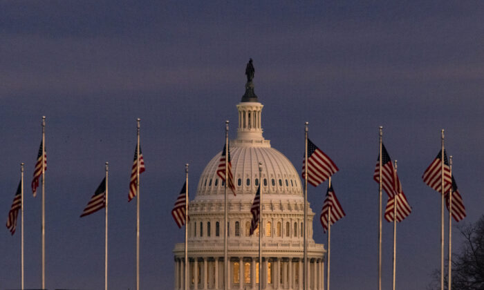 El edificio del Capitolio de Estados Unidos observado desde el Monumento a Washington en el atardecer del 26 de diciembre de 2020. (Samuel Corum/Getty Images)