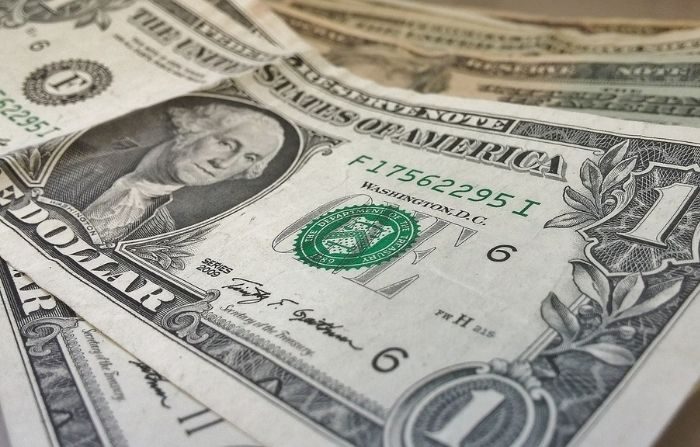 Usar solo dinero en efectivo podría evitar algunos impulsos a la hora de gastar. (Brett_Hondow/Pixabay)