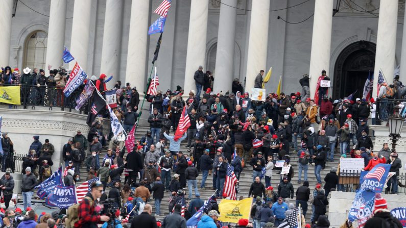 Los manifestantes se reúnen en la entrada este del edificio del Capitolio en el Distrito de Columbia el 6 de enero de 2021. (Tasos Katopodis/Getty Images)