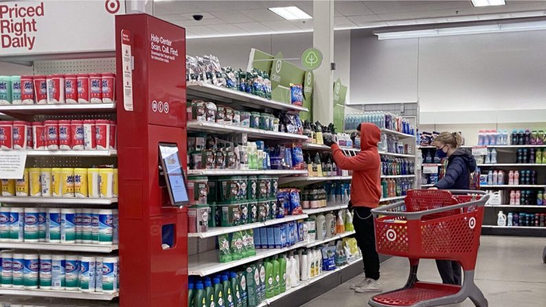 Los clientes compran en una tienda Target en Chicago, Illinois, el 13 de enero de 2021. (Scott Olson/Getty Images)