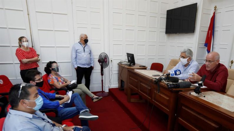 Los viceministros de Cultura de Cuba Fernando Rojas (d) y Fernando León Jacomino (2d) participan en una conferencia de prensa el 27 de enero de 2021, convocada en el Ministerio de Cultura tras una protesta afuera de la sede de la institución en La Habana (Cuba). El titular cubano de Cultura, Alpidio Alonso, se encaró con un grupo de activistas y artistas independientes concentrados frente a la sede del Ministerio en La Habana, en un plante pacífico que terminó con la detención de las personas que protestaban. EFE/Yander Zamora