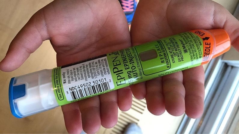 Esta foto del 24 de agosto de 2016, tomada en Hudson (Wisconsin), muestra una EpiPen, autoinyección de epinefrina, fabricada por la empresa farmacéutica Mylan NV para su uso en alergias severas. (LUCAS TRIEB/AFP vía Getty Images)