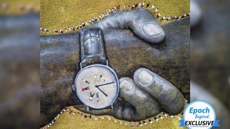Artista pinta un mural de la cadena humana más grande del mundo en 5 continentes