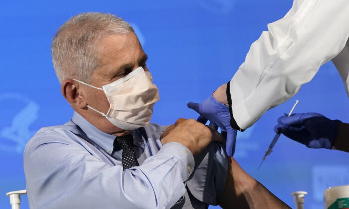 Anthony Fauci, director del Instituto Nacional de Alergias y Enfermedades Infecciosas, se prepara para recibir su primera dosis de la vacuna COVID-19 en los Institutos Nacionales de Salud en Bethesda, Maryland, el 22 de diciembre de 2020. (Patrick Semansky-Pool/Getty Images)