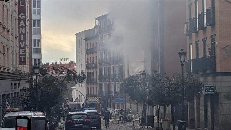 Una fuerte explosión ha provocado en torno a las tres de la tarde el derrumbe de parte de un edificio en la calle Toledo de Madrid. (EFE/Jake Threadgould)