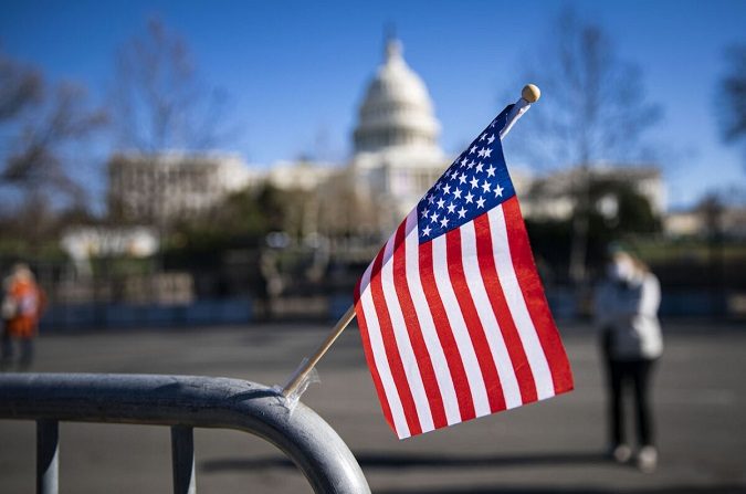 Una bandera estadounidense ondea en un monumento improvisado para el oficial de policía del Capitolio de Estados Unidos Brian Sicknick, cerca del frente oeste del Capitolio de Estados Unidos en Washington, el 9 de enero de 2021. (Al Drago/Getty Images)
