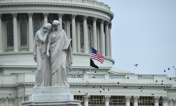 Las banderas en el Capitolio de EE. UU. Ondean a media asta para honrar al oficial de policía del Capitolio de EE. UU. Brian Sicknick, en Washington el 8 de enero de 2021 (Brendon Smialowski / AFP a través de Getty Images).