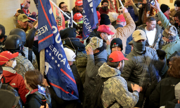 Un grupo de manifestantes se reúne dentro del edificio del Capitolio de EE.UU. en Washington el 6 de enero de 2021. (Win McNamee/Getty Images)