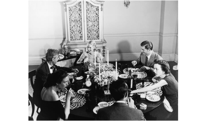 Una cena, alrededor de 1955. (Archivo Hulton / Getty Images)