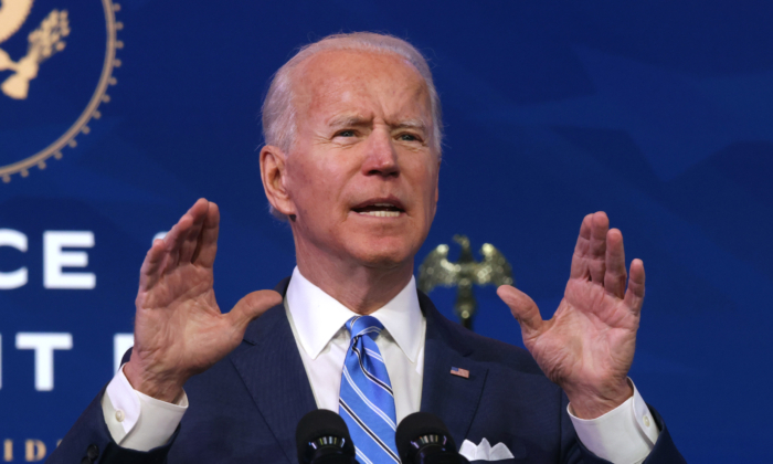 El presidente electo de Estados Unidos, Joe Biden, habla en el teatro Queen en Wilmington, Delaware, el 14 de enero de 2021, para exponer su plan para combatir el coronavirus y poner en marcha la economía de la nación. (Alex Wong/Getty Images)