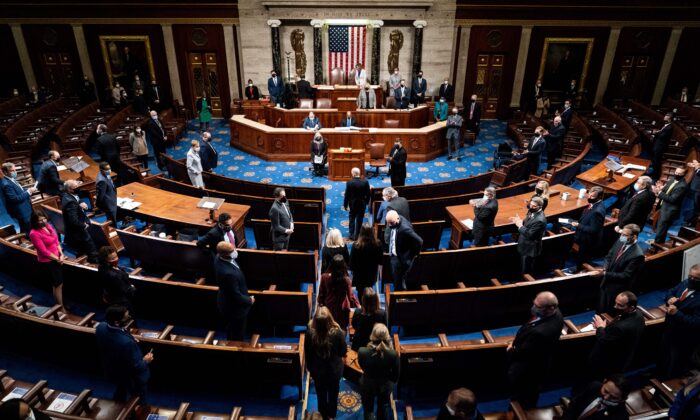 Legisladores presentan los votos del Colegio Electoral ante la presidenta de la Cámara de Representantes Nancy Pelos (D-California) y el vicepresidente de EE.UU., Mike Pence, en una sesión conjunta en Washington el 6 de enero de 2021. (Erin Schaff/Pool/AFP vía Getty Images)