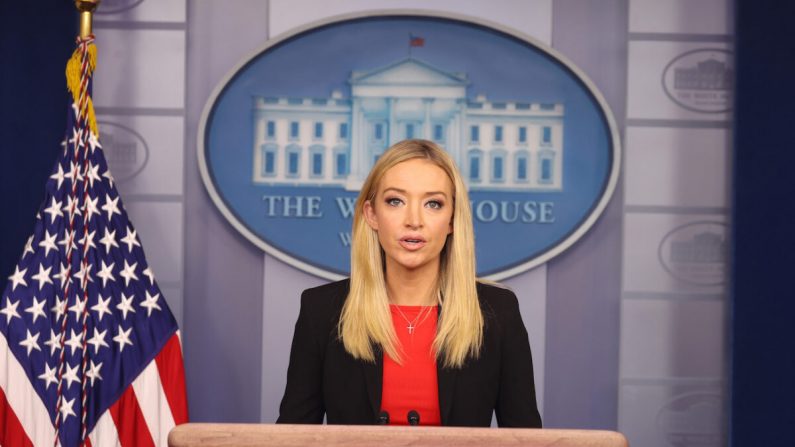 La secretaria de prensa de la Casa Blanca, Kayleigh McEnany, habla en la sala de conferencias de prensa James Brady en la Casa Blanca en Washington el 7 de enero de 2021. (Tasos Katopodis/Getty Images)