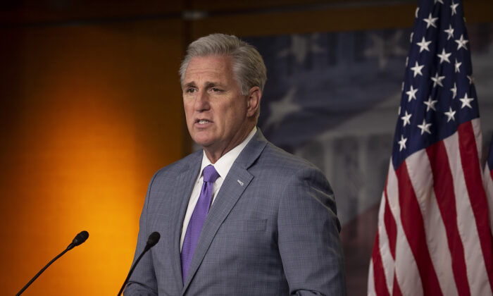 El líder de la minoría de la Cámara de Representantes, Kevin McCarthy (R-Calif.), habla en una conferencia de prensa en el Capitolio en Washington el 3 de diciembre de 2020 (Tasos Katopodis / Getty Images).