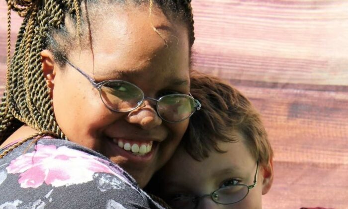 Krissy Williams, en una foto con su hermano, vive con esquizofrenia. La interrupción de su escuela y servicios de salud causados por COVID-19 empeoró su salud mental. En octubre, trató de quitarse la vida. (Patricia Williams)