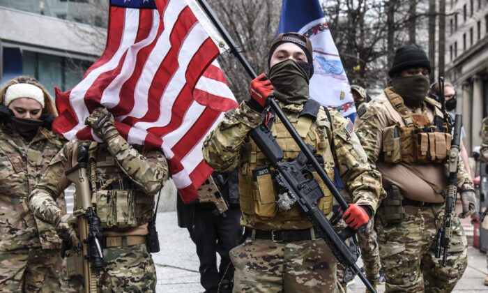 Miembros de un grupo pro-armas las portan cerca del Capitolio del estado en Richmond, Virginia, el 18 de enero de 2021. (Stephanie Keith/Getty Images)