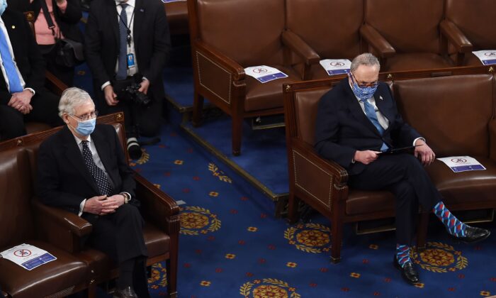 El líder republicano del Senado, Mitch McConnell (R-Ky.) (iz), se encuentra cerca del líder demócrata del Senado Chuck Schumer (D-N.Y.) durante una sesión conjunta del Congreso en Washington el 6 de enero de 2021. (Olivier Douliery/Pool/AFP vía Getty Images)