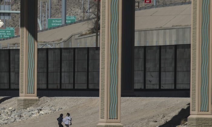 Migrantes cruzan la frontera natural del Río Grande entre El Paso, Texas, y Ciudad Juarez, México, el 26 de enero de 2021. (Herika Martinez/AFP vía Getty Images)