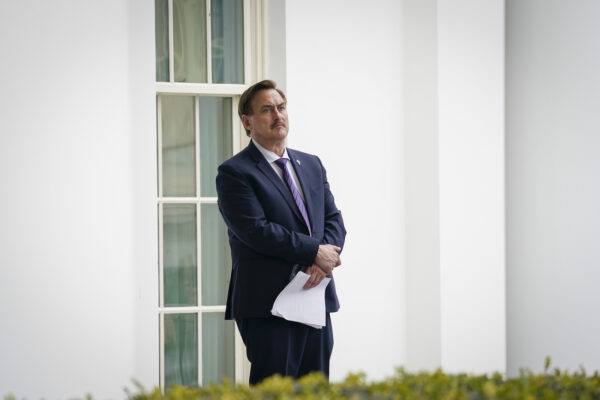 El CEO de MyPillow, Mike Lindell, en el ala oeste de la Casa Blanca, el 15 de enero de 2021. (Drew Angerer/Getty Images)