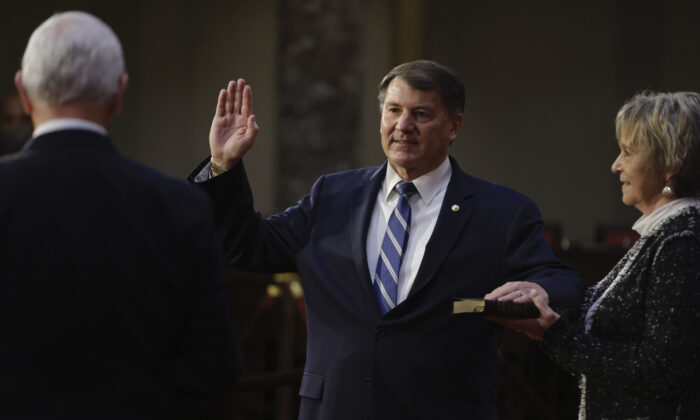El senador Mike Rounds (R-SD) es juramentado por el vicepresidente Mike Pence en el Capitolio de Estados Unidos, en Washington, el 3 de enero de 2021. (Samuel Corum-Pool/Getty Images)