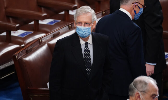 El líder de la mayoría del Senado Mitch McConnell (R-Ky.) es visto durante la sesión conjunta del Congreso en Washington el 6 de enero de 2021. (Kevin Dietsch/Pool/AFP vía Getty Images)