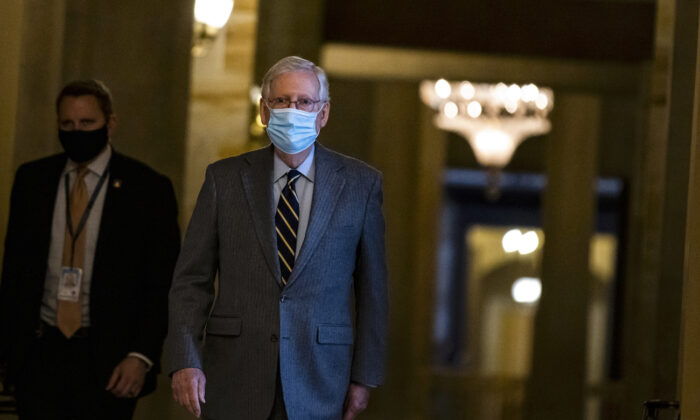 El líder de la Minoría del Senado, Mitch McConnell (R-Ky.), se dirige al hemiciclo del Senado en Washington, DC, el 26 de enero de 2021. (Samuel Corum/Getty Images)