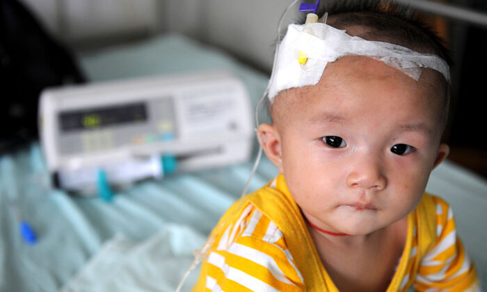 Un bebé, que sufre de cálculos renales después de beber leche en polvo contaminada, recibe tratamiento intravenoso en el Hospital de Niños de Chengdu, el 22 de septiembre de 2008, en Chengdu, provincia de Sichuan, China. Según el Ministerio de Salud de China, aproximadamente 12,892 bebés fueron hospitalizados después de tomar leche en polvo contaminada, entre los cuales 104 bebés mostraron síntomas graves. Después de encontrarse melamina en el contenido de la leche, la Administración General de Supervisión de Calidad, Inspección y Cuarentena llevó a cabo un examen a nivel nacional de productos lácticos en polvo para bebés y se encontraron 22 compañías cuyas fórmulas estaban contaminadas. (China Photos/Getty Images)