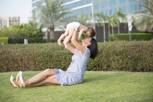 El amor y la calidez genuinos de una madre en los primeros años de un niño es vital para una vida de salud y felicidad.(neildodhia/Pixabay)