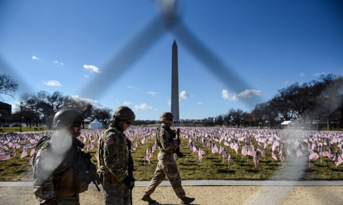 Los miembros de la Guardia Nacional patrullan el National Mall en Washington, el 19 de enero de 2021. (Stephanie Keith/Getty Images)
