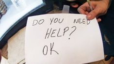 Camarera salva a un niño de sus padres abusivos sosteniendo en secreto una nota: “¿Necesitas ayuda?”