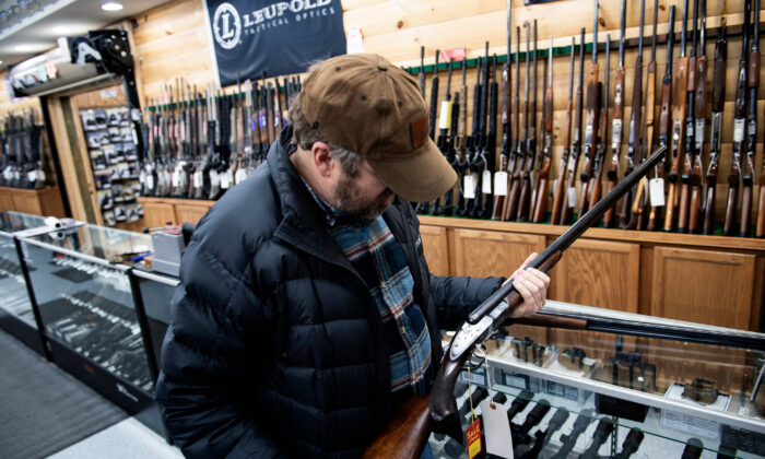 Un cliente mira una escopeta antigua en una armería de Ottawa, Ohio, el 23 de enero de 2020. (Brendan Smialowski/AFP vía Getty Images)