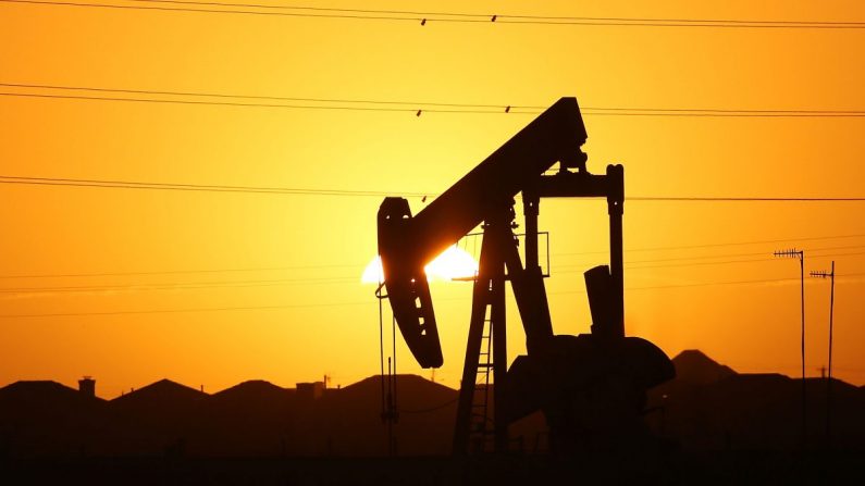 Una válvula para pozos petroleros se encuentra en las afueras de la ciudad al amanecer en el campo petrolero de Permian Basin en la ciudad petrolera de Midland, Texas, el 21 de enero de 2016. (Spencer Platt/Getty Images)
