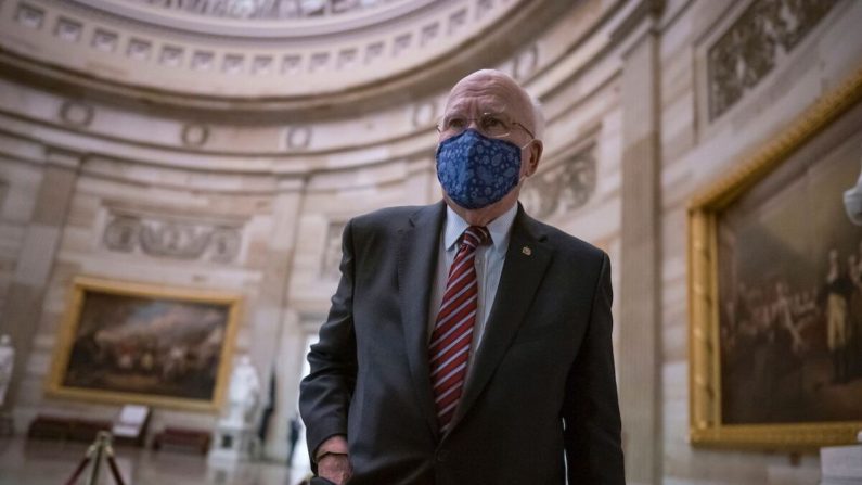 El senador Patrick Leahy (D-Vt.), presidente pro tempore del Senado, se detiene en la Rotonda del Capitolio a la espera del artículo de impeachment contra el expresidente Donald Trump, en Washington, el 25 de enero de 2021. (J. Scott Applewhite/POOL/AFP a través de Getty Images)