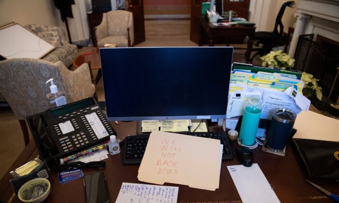 Imagen de la computadora en la oficina de la presidenta de la Cámara de Representantes Nancy Pelosi (D-Calif.) en Washington el 6 de enero de 2021. (Saul Loeb/AFP vía Getty Images)