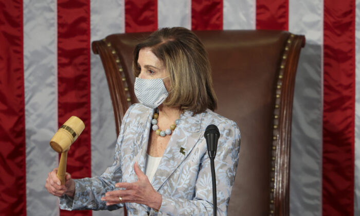 La presidenta de la Cámara de Representantes, Nancy Pelosi (D-Calif.), sostiene un mazo durante la primera sesión del 117º Congreso en la Cámara de Representantes del Capitolio de los EE.UU. en Washington el 3 de enero de 2021. (Tasos Katopodis/Pool/AFP vía Getty Images)