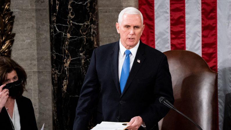 El vicepresidente Mike Pence preside una sesión conjunta del Congreso para certificar los resultados del Colegio Electoral en el Capitolio de EE. UU. el 6 de enero de 2020. (Erin Schaff/The New York Times a través de Getty Images)