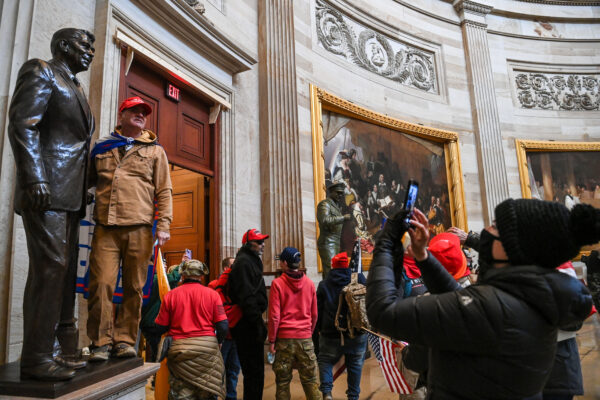 Un grupo de manifestantes ingresa a la Rotonda del Capitolio de EE. UU. en Washington, el 6 de enero de 2021. (Saul Loeb/AFP a través de Getty Images)