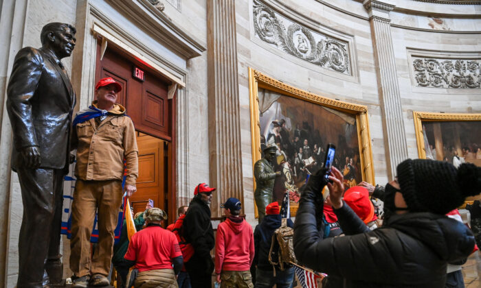 Un grupo de manifestantes ingresa a la Rotonda del Capitolio de EE. UU., en Washington, el 6 de enero de 2021. (Saul Loeb/AFP a través de Getty Images)