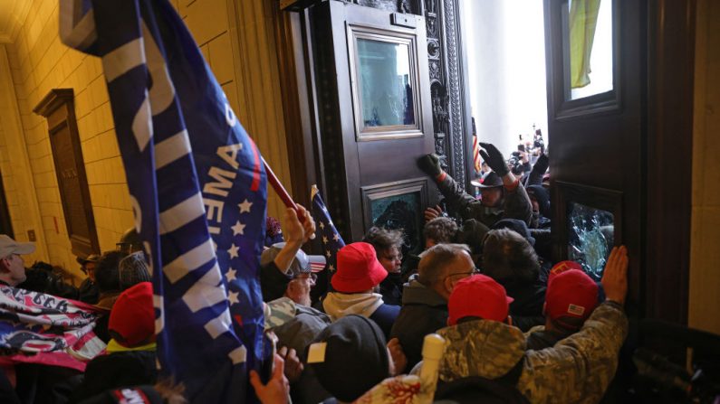 Manifestantes irrumpen en el Capitolio de EE.UU., en Washington D.C., el 6 de enero de 2021.  (Win McNamee/Getty Images)