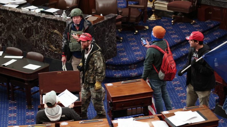 Los manifestantes ingresan a la Cámara del Senado en Washington el 6 de enero de 2021. (Win McNamee/Getty Images)