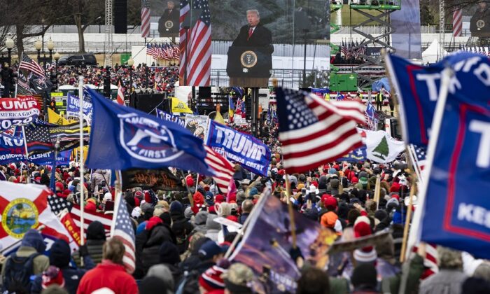 Se ve al presidente Donald Trump en una pantalla mientras sus partidarios vitorean durante un mitin en el National Mall en Washington, el 6 de enero de 2021. (Samuel Corum/Getty Images)