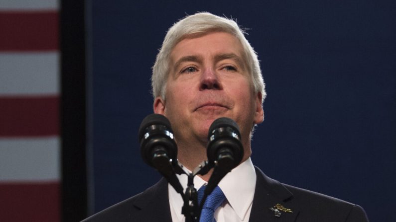 El exgobernador de Michigan Rick Snyder se detiene mientras es abucheado por la audiencia, mientras habla en la escuela secundaria Flint Northwestern en Flint, Mich., el 4 de mayo de 2016. (Jim Watson/AFP vía Getty Images)
