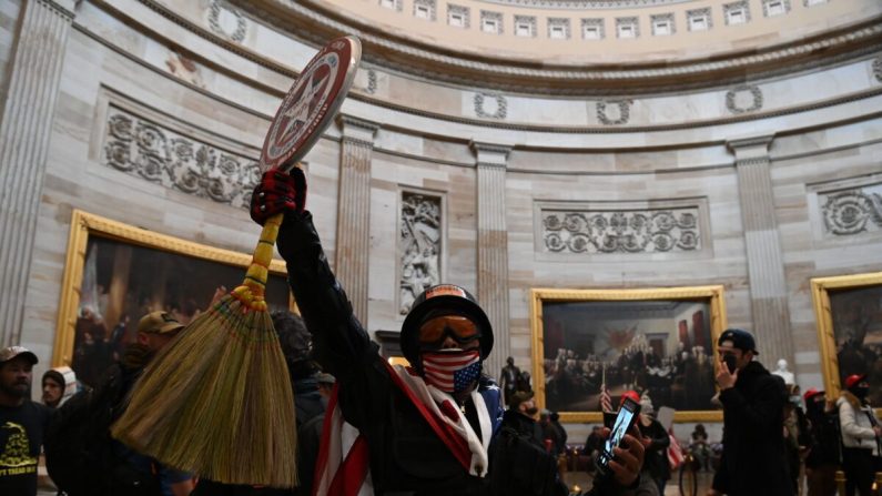 Los manifestantes ingresan a la Rotonda del Capitolio de EE. UU., en Washington, el 6 de enero de 2021. (Saul Loeb/AFP a través de Getty Images)