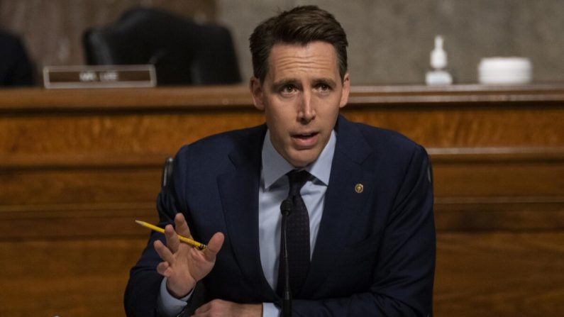 El senador Josh Hawley, (R-Mo.), en el Capitolio en Washington el 5 de agosto de 2020. (Carolyn Kaster-Pool/Getty Images)
