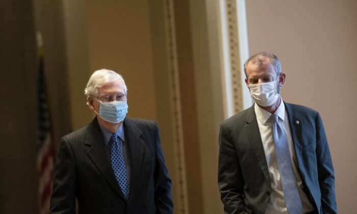El líder de la Minoría del Senado, Mitch McConnell (R-Ky.), camina por los pasillos del Capitolio de Estados Unidos el 21 de enero de 2021. (Drew Angerer/Getty Images)