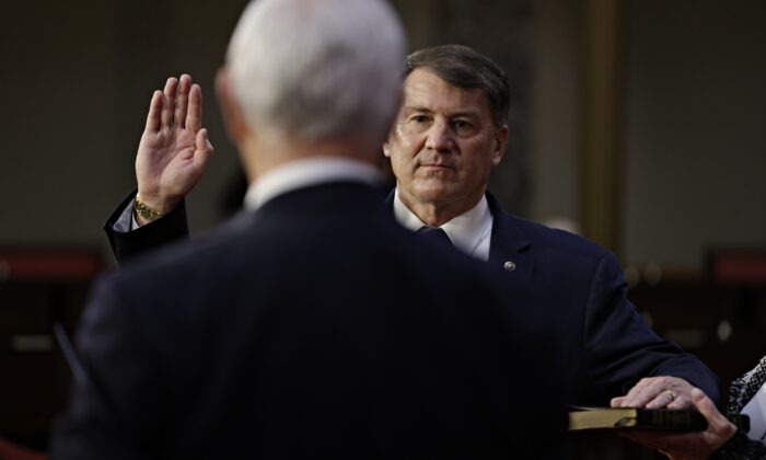 El senador Mike Rounds (R-SD) jura su cargo ante el vicepresidente estadounidense Mike Pence en el Capitolio de EE.UU. el 3 de enero de 2021 en Washington, D.C. (Samuel Corum-Pool/Getty Images)