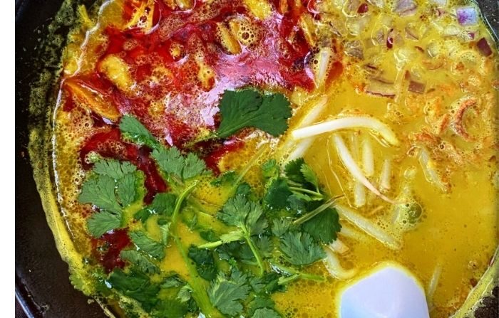 Khao poon es una sopa tradicional de Laos con curry rojo y fideos de arroz, aromatizados con hierba de limón y coco. (Lynda Balslev para Tastefood)
